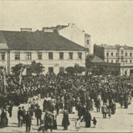 fotografia ze str. 9 - pochód wkracza w ulicę Długą