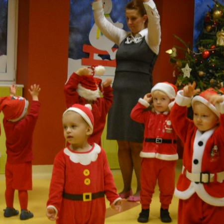 Dzieci przebrane za Mikołajów podczas zabawy