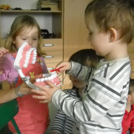 Dzieci uczą się jak myć zęby
