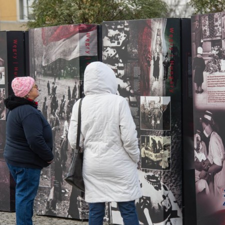 Plac Jana Pawła II - wystawa plenerowa "1956: Polska-Węgry. Historia i pamięć" 