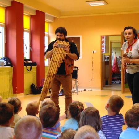 Zajęcia muzyczne dla dzieci - występ dwóch osób grających na piszczałkach