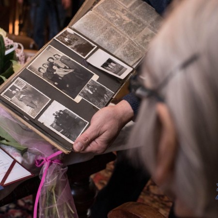 Jadwiga Bielska pokazuje album ze zdjęciami