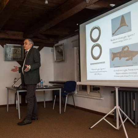 dr Piotr Świątkiewicz pokazuje nowe nabytki archeologiczne muzeum