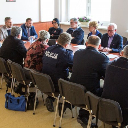 Uczestnicy spotkania Komisji Bezpieczeństwa i Porządku Powiatu Zgierskiego