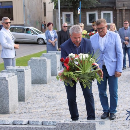 Delegacje składają kwiaty pod pomnikiem Wolności i Niepodległości