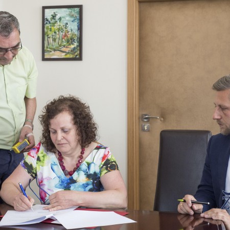 Podpisywanie porozumienia z nowymi partnerami Zgierskiej Karty Seniora