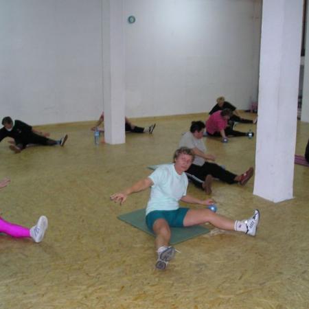 Członkowie klubu ćwiczą na podłodze