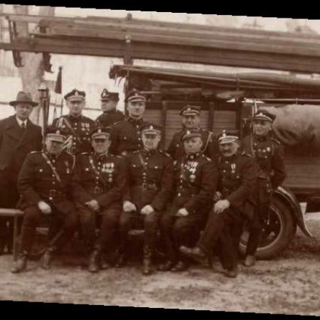 Dawni strażacy na wozie bojowym (ze zbiorów MMZ)