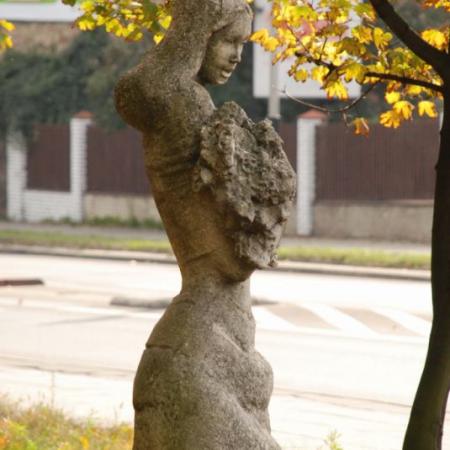 Posąg dziewczyny z naręczem kwiatów - ul. Łęczycka 24a - zdjęcie z 2008 r.