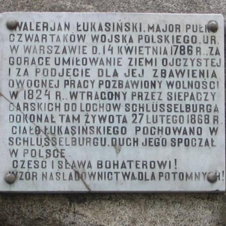 tablica na pomniku Waleriana Łukasińskiego