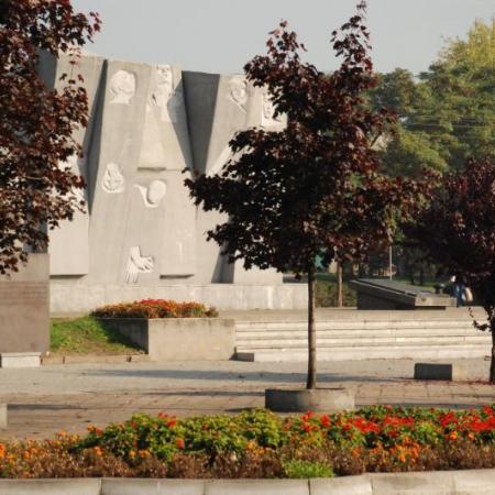 Plac na którym stoi Pomnik Stu Straconych