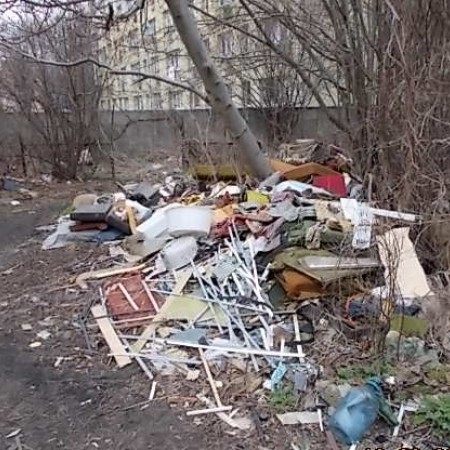 Sterta śmieci na terenie przy ul. Długiej 