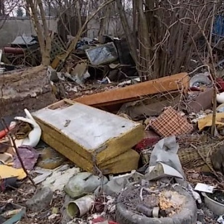 Sterta śmieci na terenie przy ul. Długiej 