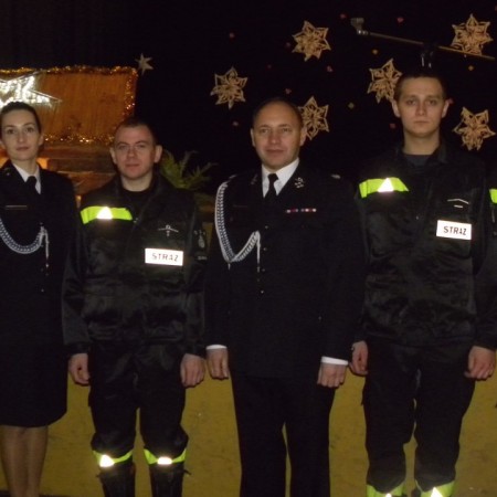 Fot.: Strażacy OSP w Zgierzu biorący udział w spotkaniu bożonarodzeniowym  – „Wspomnienia Wigilijnej Nocy”, 2015 r. (ze zbiorów OSP w Zgierzu)