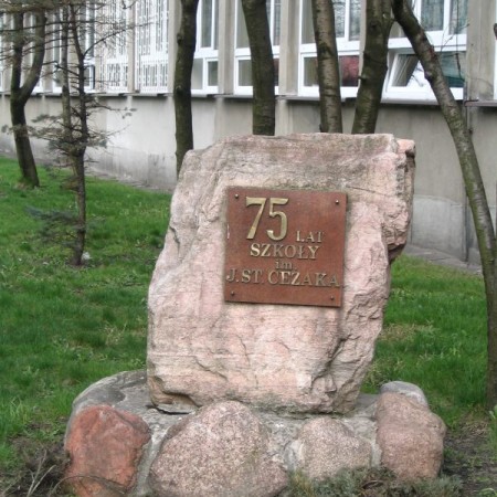 głaz przed wejściem do budynku Zespołu Szkół Nr 1 im. J. S. Cezaka (ul. Długa 89/91) - zdjęcie 2005