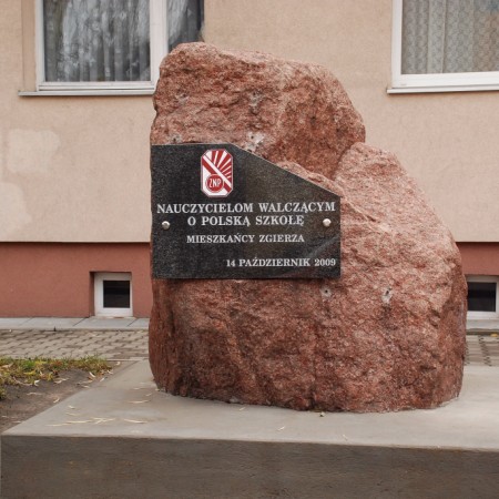 Tablica pamiątkowa przed siedzibą Związku Nauczycielstwa Polskiego (ul. Rembowskiego 29) - zdjęcie 2009 r.