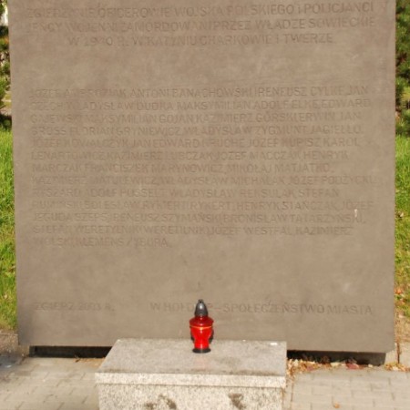 Ku czci zamordowanych w Katyniu, Charkowie i Twerze - Plac Stu Straconych (zbieg ulic Piątkowskiej i J. Piłsudskiego) - zdjęcie z 2008 r. 