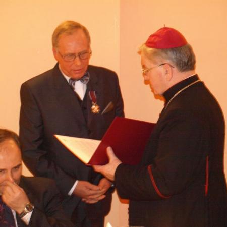 Patronat Honorowy - Ksiądz biskup Adam Lepa z Archidiecezji Łódzkiej i Prezes fundacji Józef Bereżewski