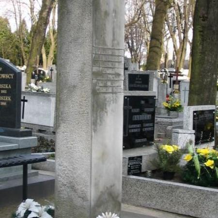 Stary Cmentarz - grób Teofila Pietrusińskiego - pomnik dłuta Michała Gałkiewicza - zdjęcie 2005 r.