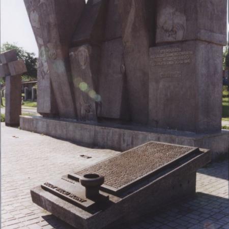 Pomnik Stu Straconych wraz z tablicą w 2002 roku
