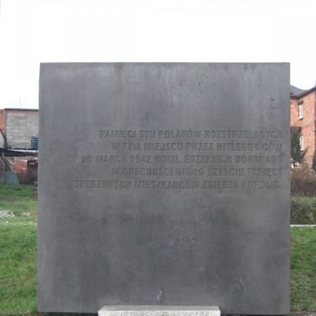 Tablica obok Pomnika Stu Straconych z 2005 roku