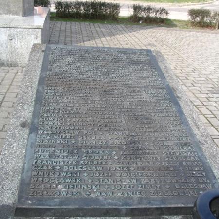 tablica dolna Pomnika Stu Straconych z 2005 roku