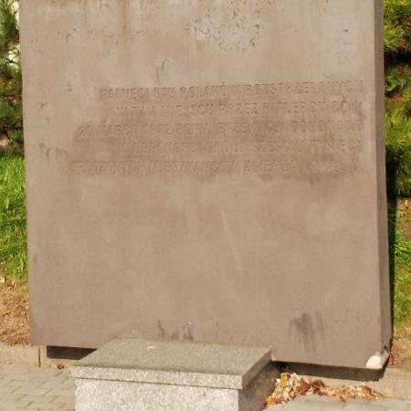 tablica pamiątkowa przy Pomniku Stu Straconych