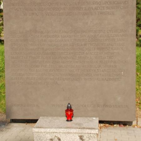 tablica pamiątkowa przy Pomniku Stu Straconych