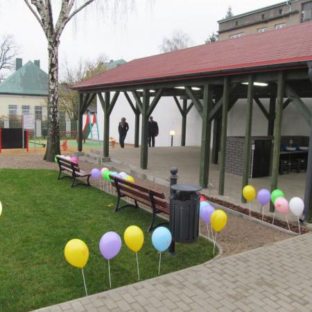 Kolorowe baloniki powbijane w ziemię na powitanie dzieci
