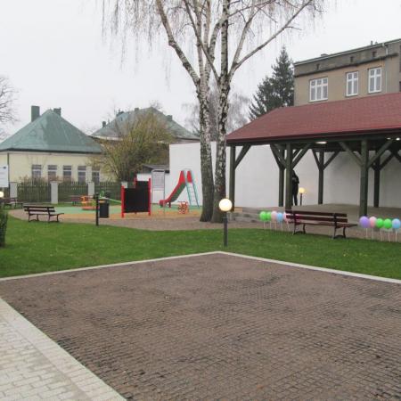 Zrewitalizowany ogród do zabaw dla dzieci widok na patio