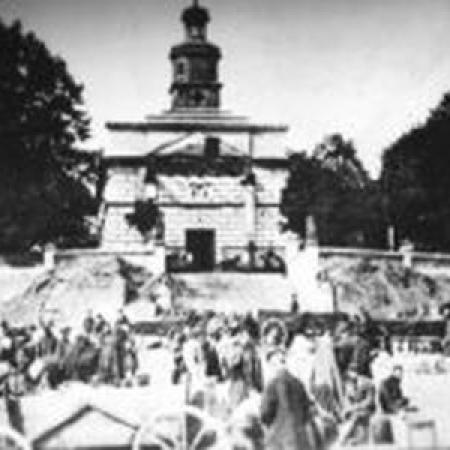 Zdjęcie archiwalne przedstawia Stary Rynek - Kościół przed rozbiórką (1913 r.)