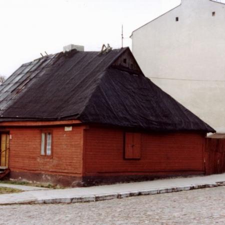 Zdjęcie przedstawia najstarszy dom drewniany w Zgierzu - ul. Wróbla 4 wykonane przez Łukasza Sobieralskiego w 2002 r.