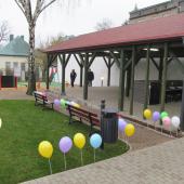 Baloniki w ogrodzie na przywitanie dzieci