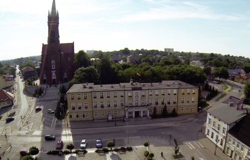 panorama miasta z widocznym budynkiem Ratusza i kościoła farnego