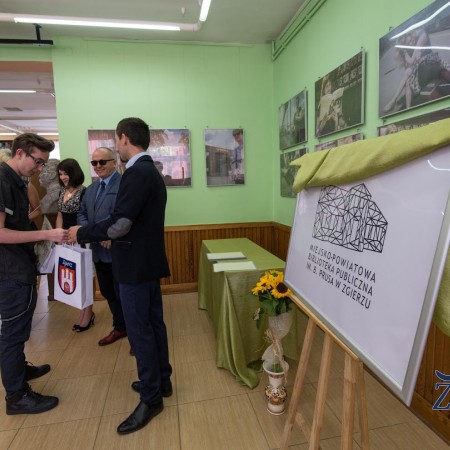 Sekretarz Miasta Zgierza wręcza nagrodę zwycięzcy konkursu