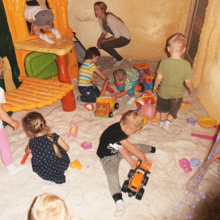 Dzieci bawiące się w sali żłobka