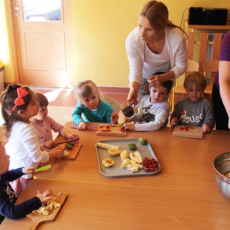 Zajęcia kulinarne dla dzieci w sali żłobka