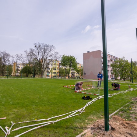 Montaż bramek i piłkochwytów na boisku przy ul. Gałczyńskiego