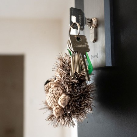 klucze w drzwiach do mieszkania