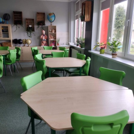 nowe stoliki w szkolnej pracowni