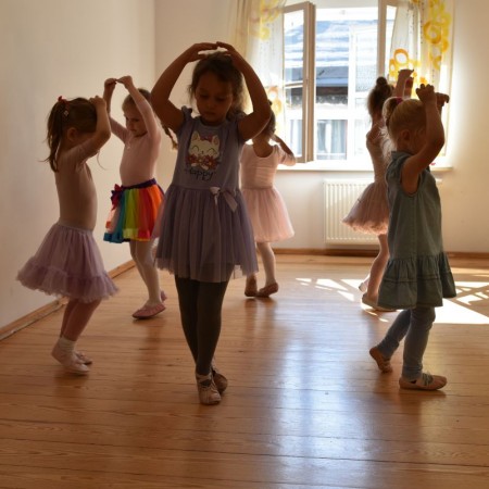 tańczące dzieci w sali Centrum Kultury Dziecka