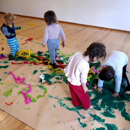 dzieci w sali Centrum Kultury Dziecka