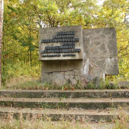 Pomnik w lesie Dąbrówka