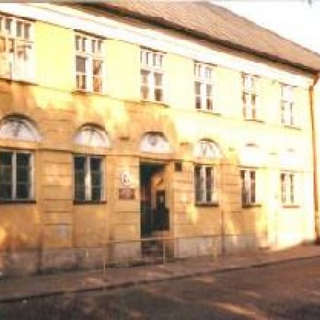 Widok na Ul. Długą 33 - budynek dawnej Szkoły Ewangelickiej (wzniesiony w latach 1820-1830)
