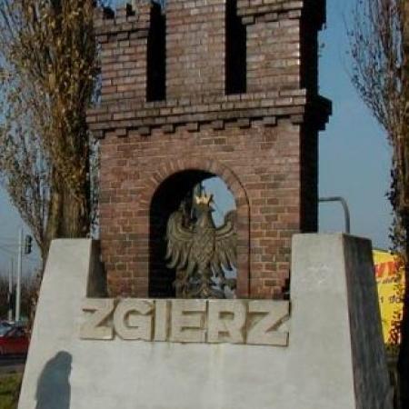 Herb Zgierza - wjazd do miasta drogą krajową nr 91 od strony Łodzi (zbieg ulic: Łódzkiej i 1. Maja) - zdjęcie 2008 r.