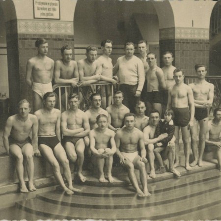 Pływacy na schodach pływalni (lata 30 XX wieku) - fot. Muzeum Miasta Zgierza