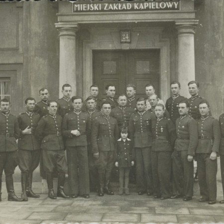 Żołnierze przed budynkiem łaźni (lata 30 XX wieku) - fot. Muzeum Miasta Zgierza