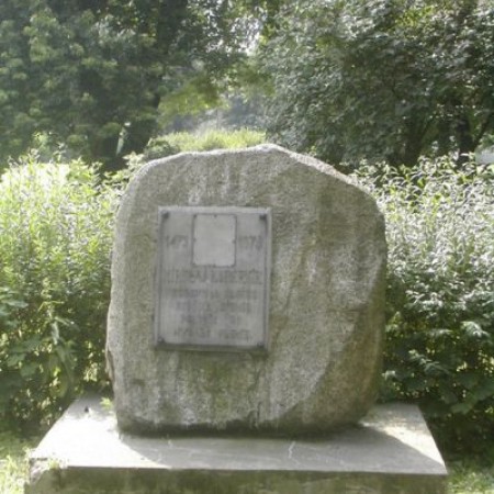 Zniszczona tablica pamiątkowa poświęcona Mikołajowi Kopernikowi - Park Miejski - ul. 1. Maja - zdjęcie 2004 r.