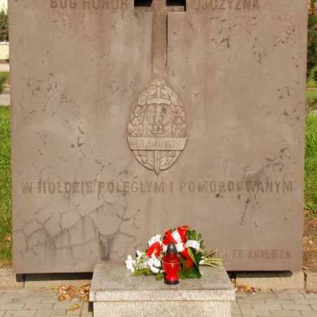 W hołdzie poległym i pomordowanym - Plac Stu Straconych (zbieg ulic Piątkowskiej i J. Piłsudskiego) - zdjęcie z 2008 r.
