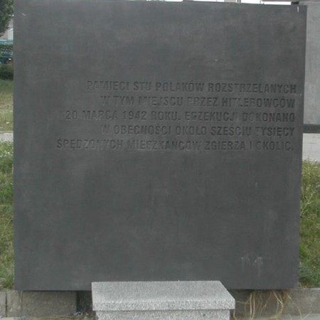 Pamięci 100 Polaków rozstrzelanych przez hitlerowców 20 marca 1942 r. - Plac Stu Straconych (zbieg ulic Piątkowskiej i J. Piłsudskiego) - zdjęcie 2004 r.